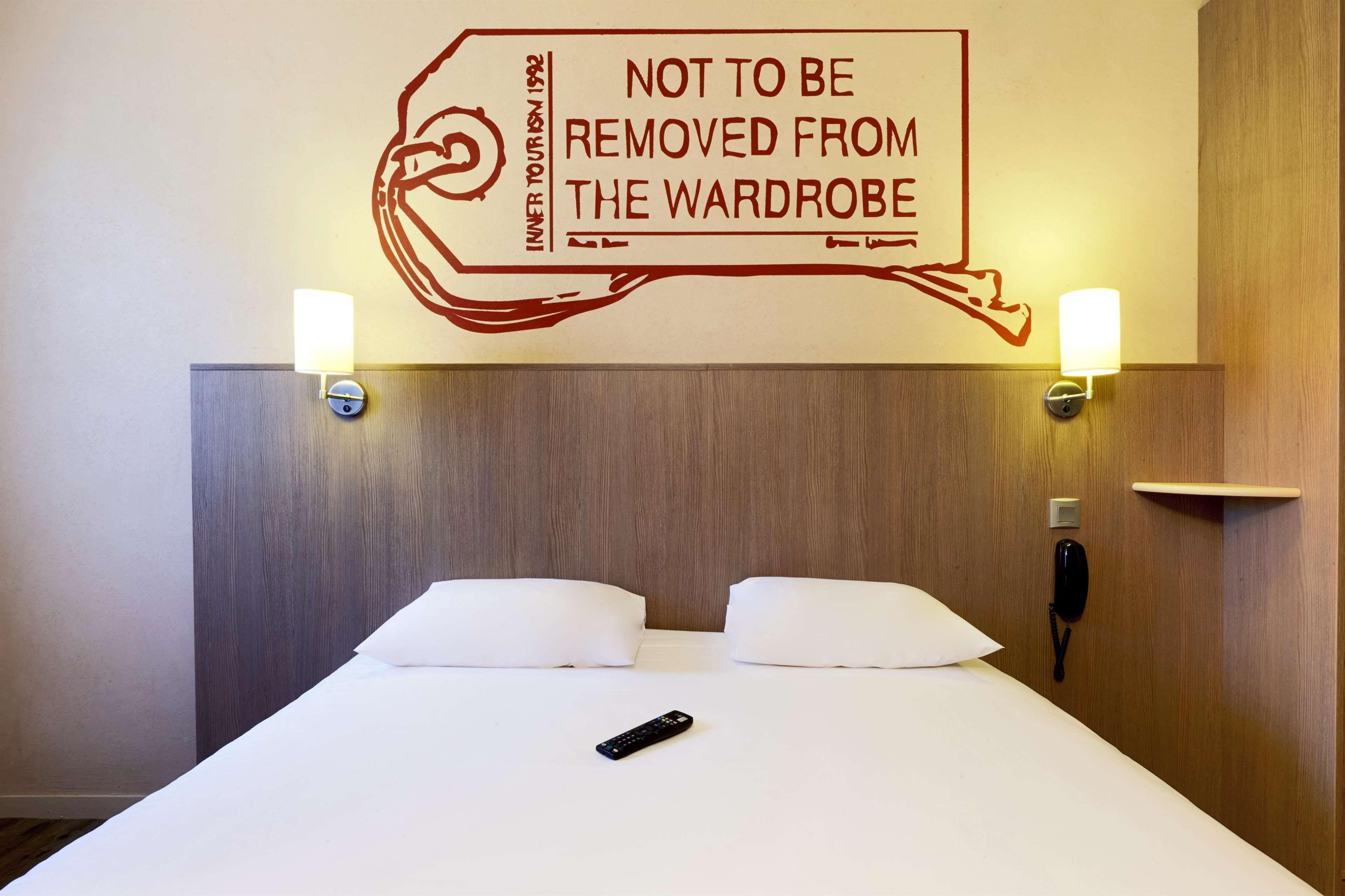 Brit Hotel Essentiel Cholet Exterior foto